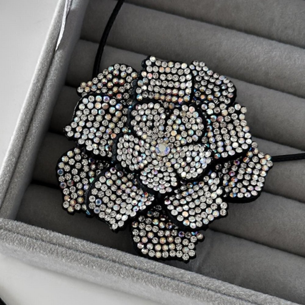 Floral Rhinestone wrap Necklace - Picture 2 of 5